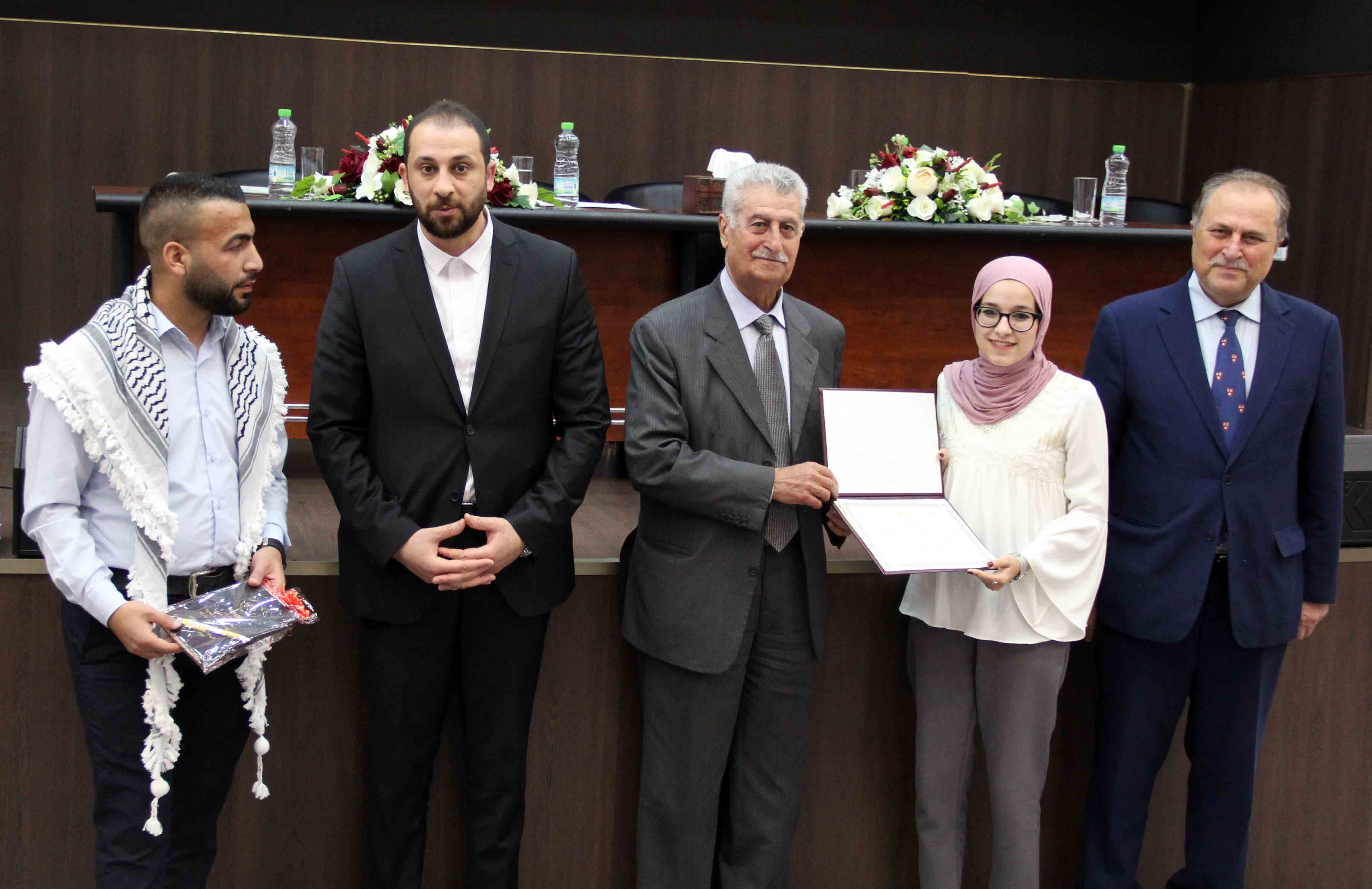 جامعة فلسطين الأهلية تكرم طلبتها المتفوقين جامعة فلسطين الأهلية تكرم طلبتها المتفوقين