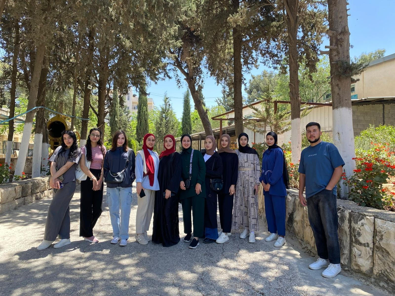 نفّذ طلبة مساق “خدمة المجتمع” في جامعة فلسطين الأهلية مبادرة في مستشفى الطب النفسي بمدينة بيت لحم، استهدفت المنتفعين من خدمات المستشفى. وتضمنت المبادرة مجموعة من الأنشطة والفعاليات المتنوعة التي هدفت إلى الترفيه وتقديم الدعم النفسي، في إطار تعزيز التكافل المجتمعي والاهتمام بالصحة النفسية.